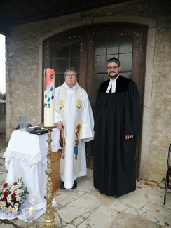 Die Osterkerze aus St. Raphael in Unterspiesheim mit Pfarrer Thomas Amrehn und Pfarrer Tobias Wölfel